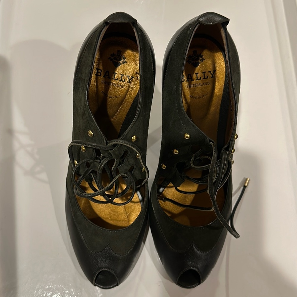Dark green suede and leather high heels. Bally. Size 38.  Gently worn.